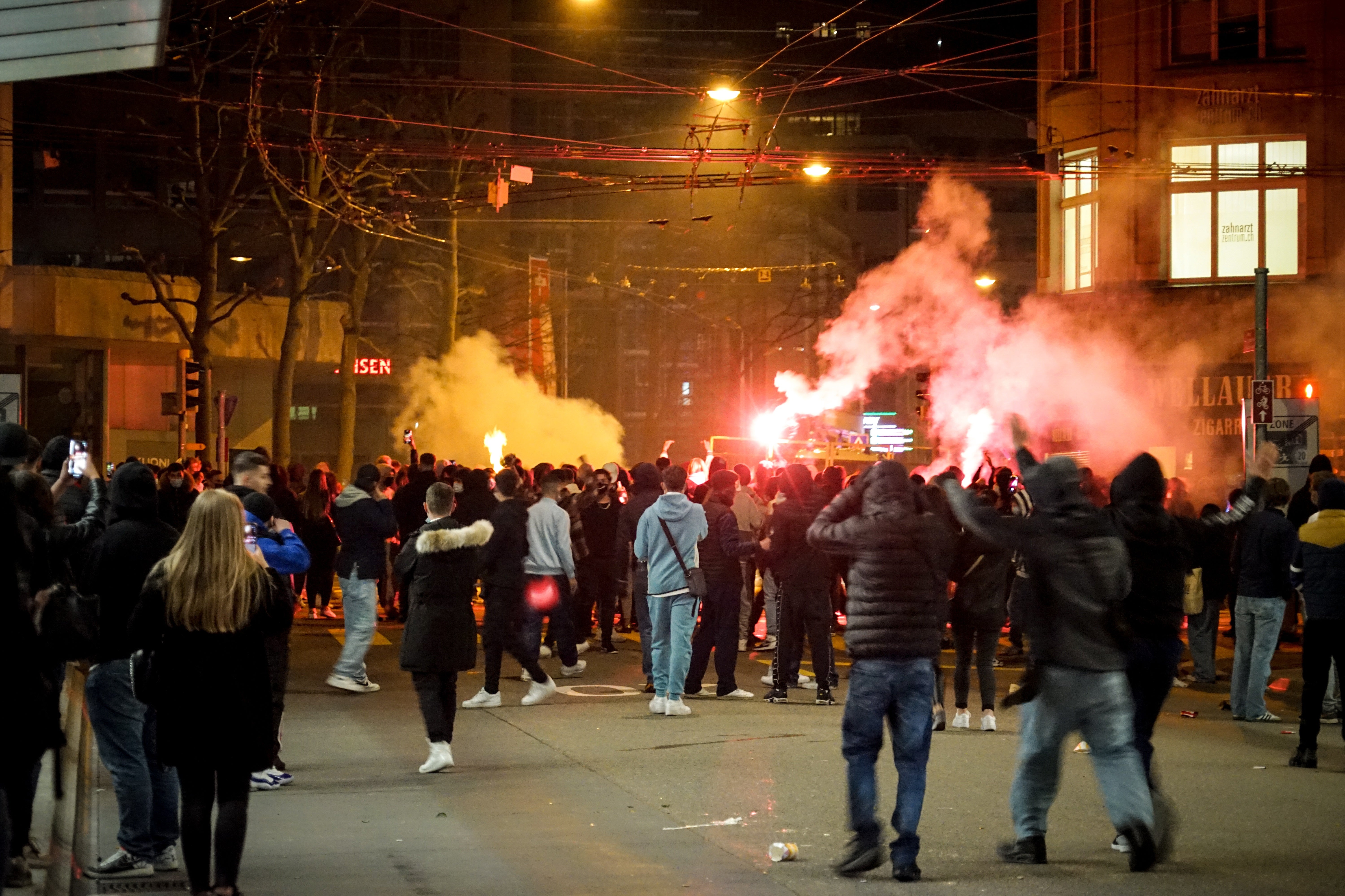 Sie Hat Feuer In Ihren Augen Als Sie Sich Poliert Sie Hat Feuer In Ihren Augen Als Sie Sich Poliert